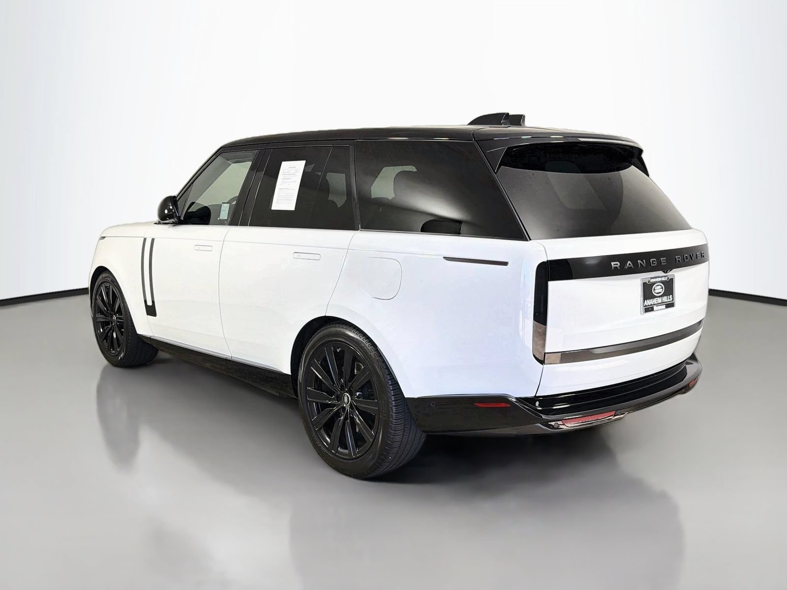 Certified 2025 Land Rover Range Rover SE AWD/4WD image 3