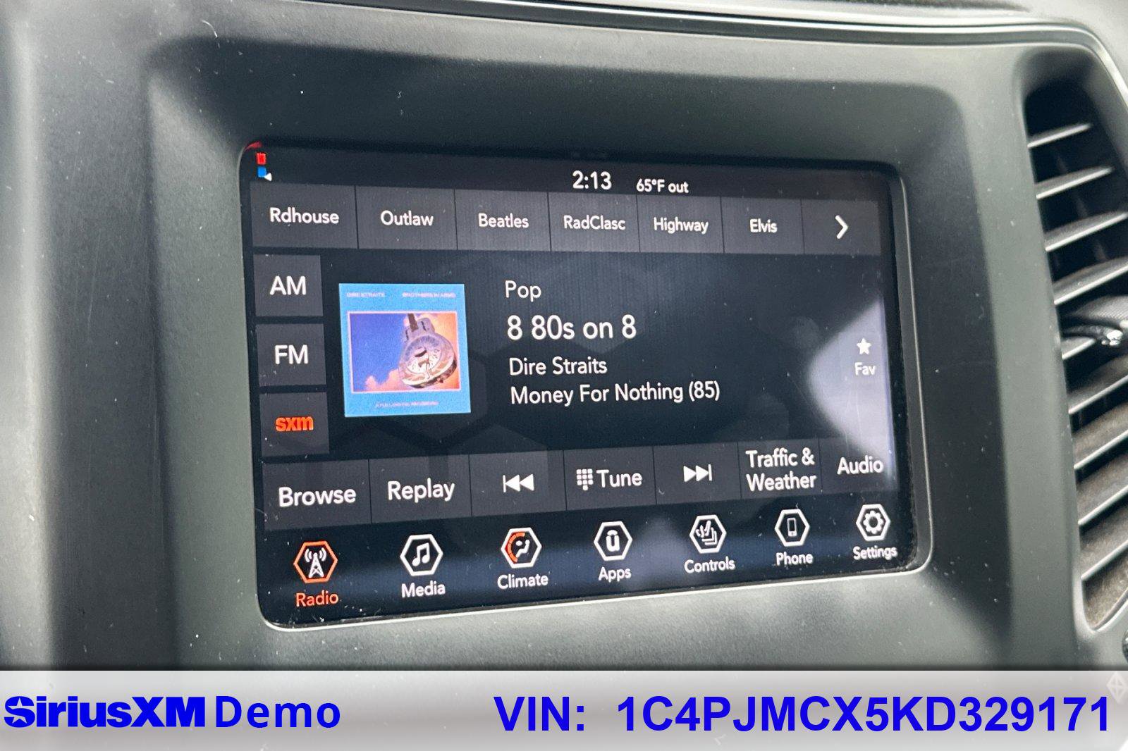 Used 2019 Jeep Cherokee Latitude w/ Cold Weather Group image 27