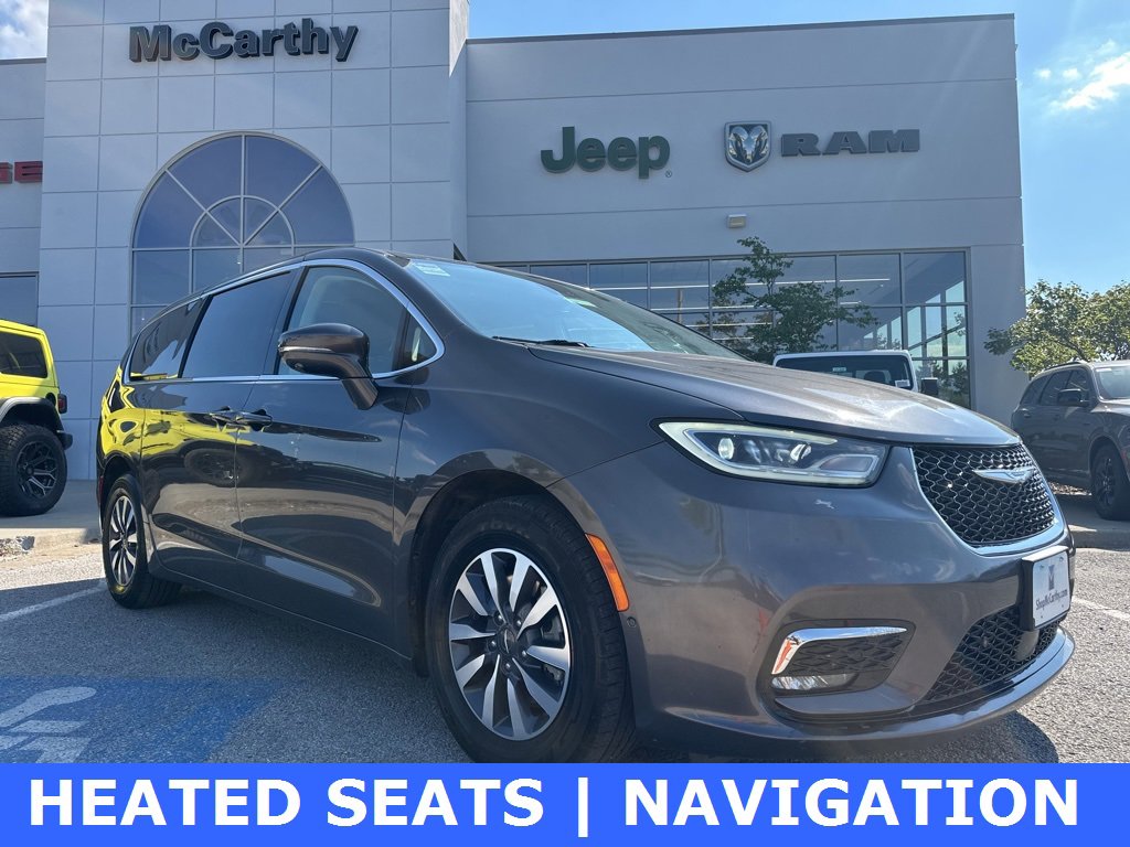 Used 2022 Chrysler Pacifica Touring-L w/ Uconnect Theater Family Group