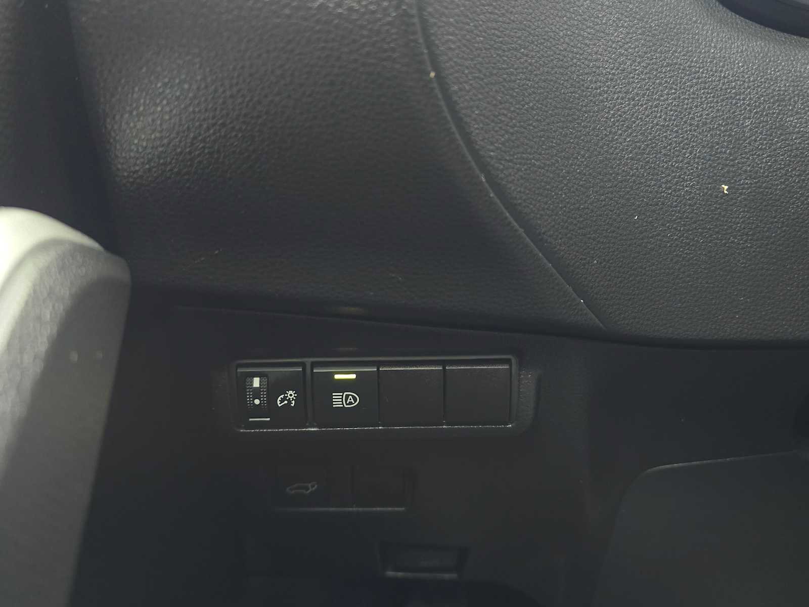 Certified 2025 Toyota Corolla Cross XLE image 31