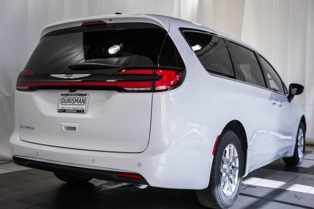 New 2026 Chrysler Pacifica Select image 3