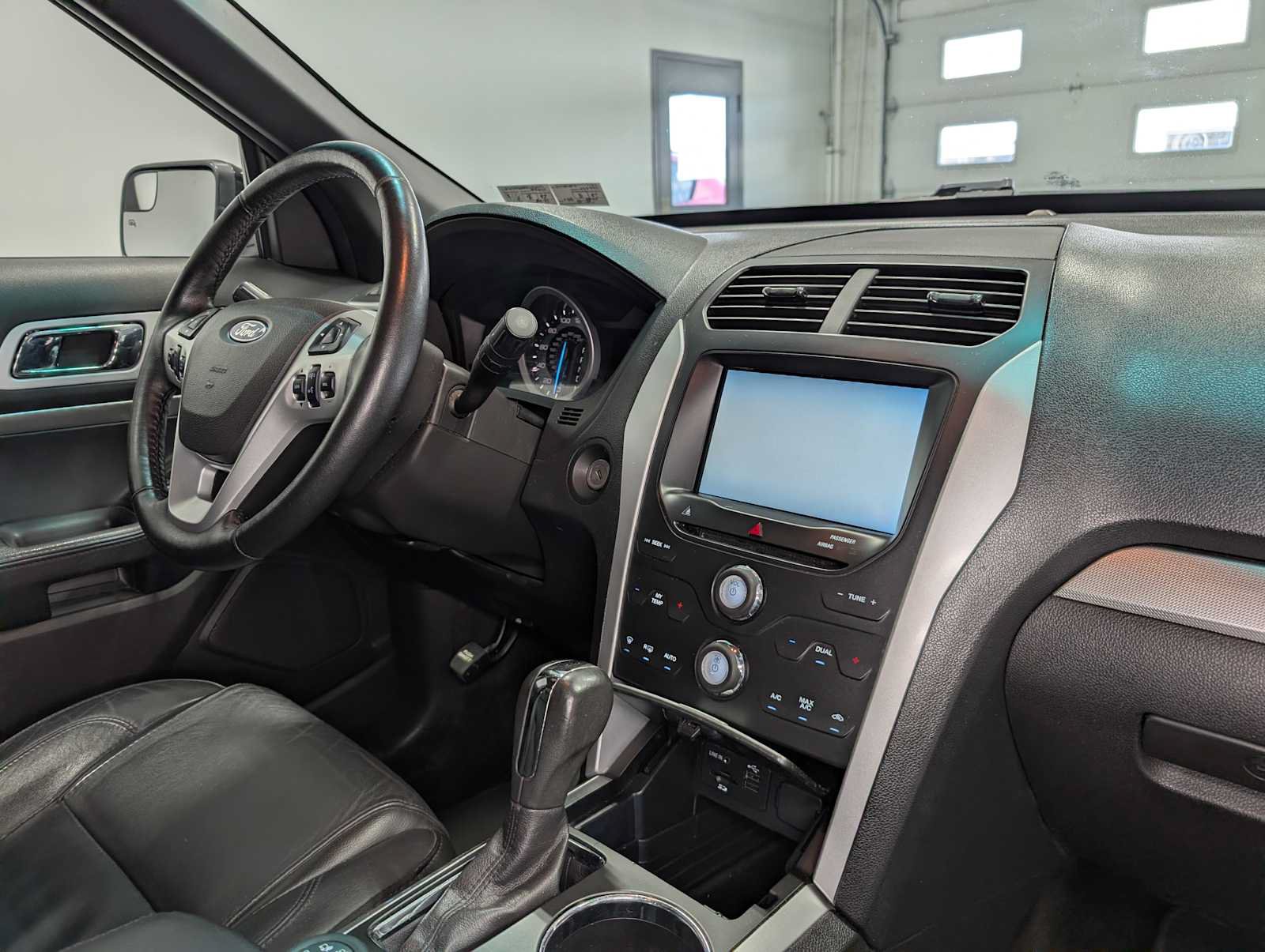 Used 2015 Ford Explorer XLT w/ Equipment Group 202B AWD/4WD image 40