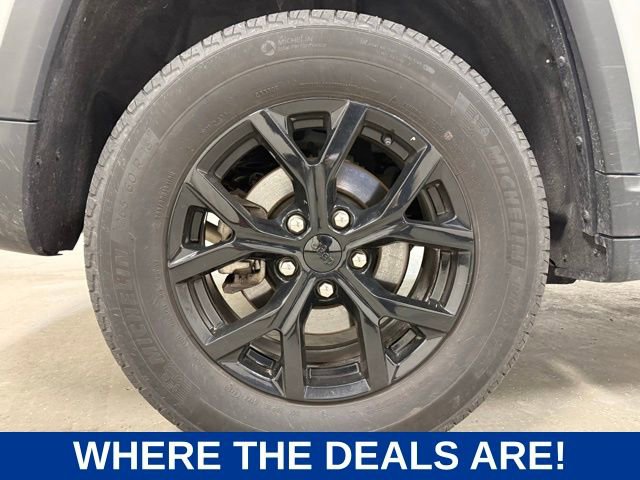 Used 2025 Jeep Grand Cherokee Altitude AWD/4WD image 23