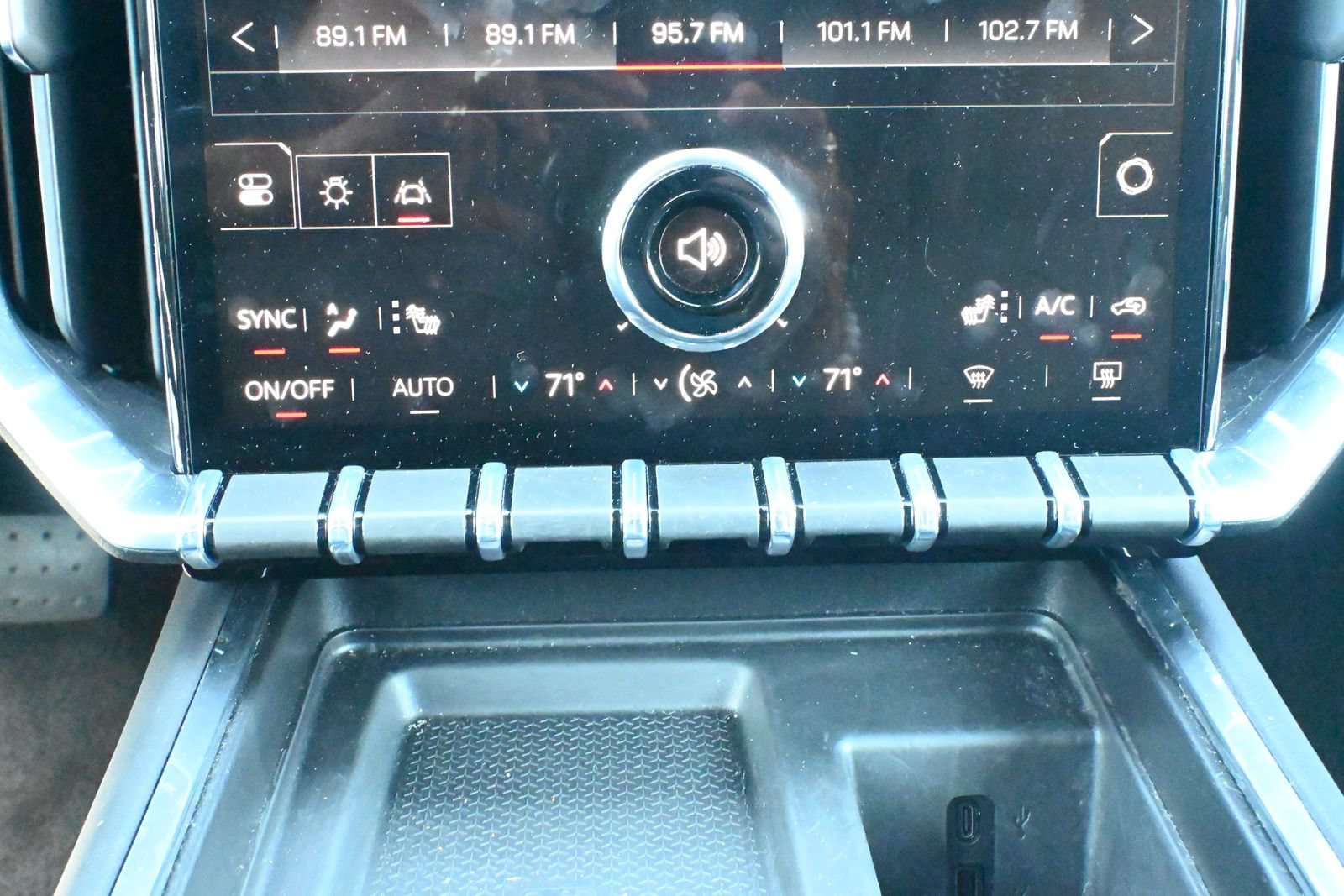 Used 2026 GMC Acadia Elevation w/ Elevation Premium Package FWD image 19