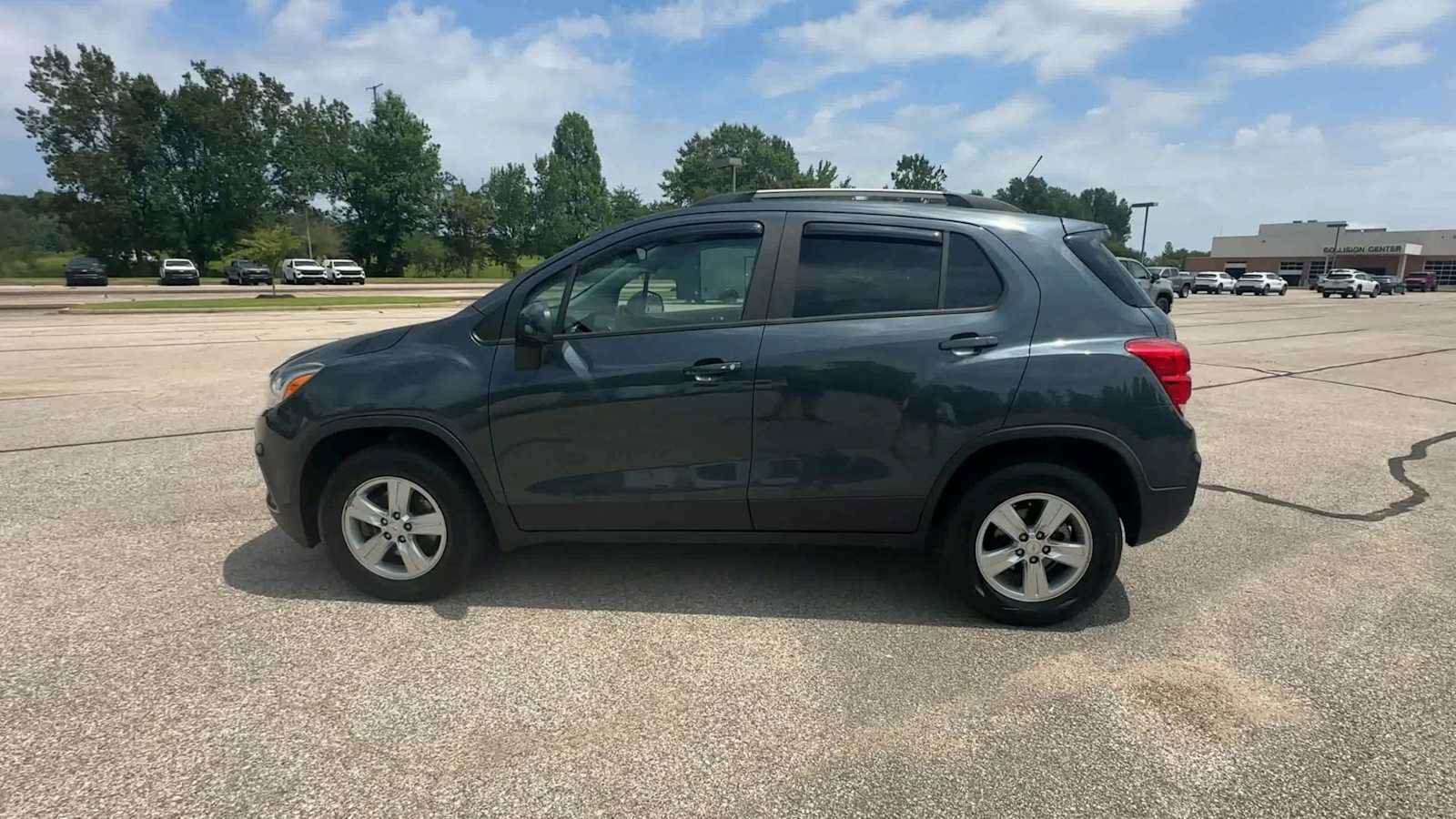 Used 2021 Chevrolet Trax LT w/ Premium Seat Package AWD/4WD image 5