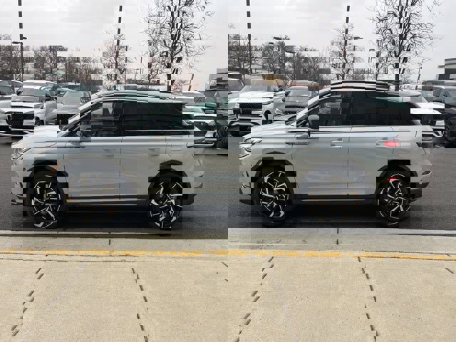 Used 2025 Lincoln Corsair Reserve w/ Towing Package image 4