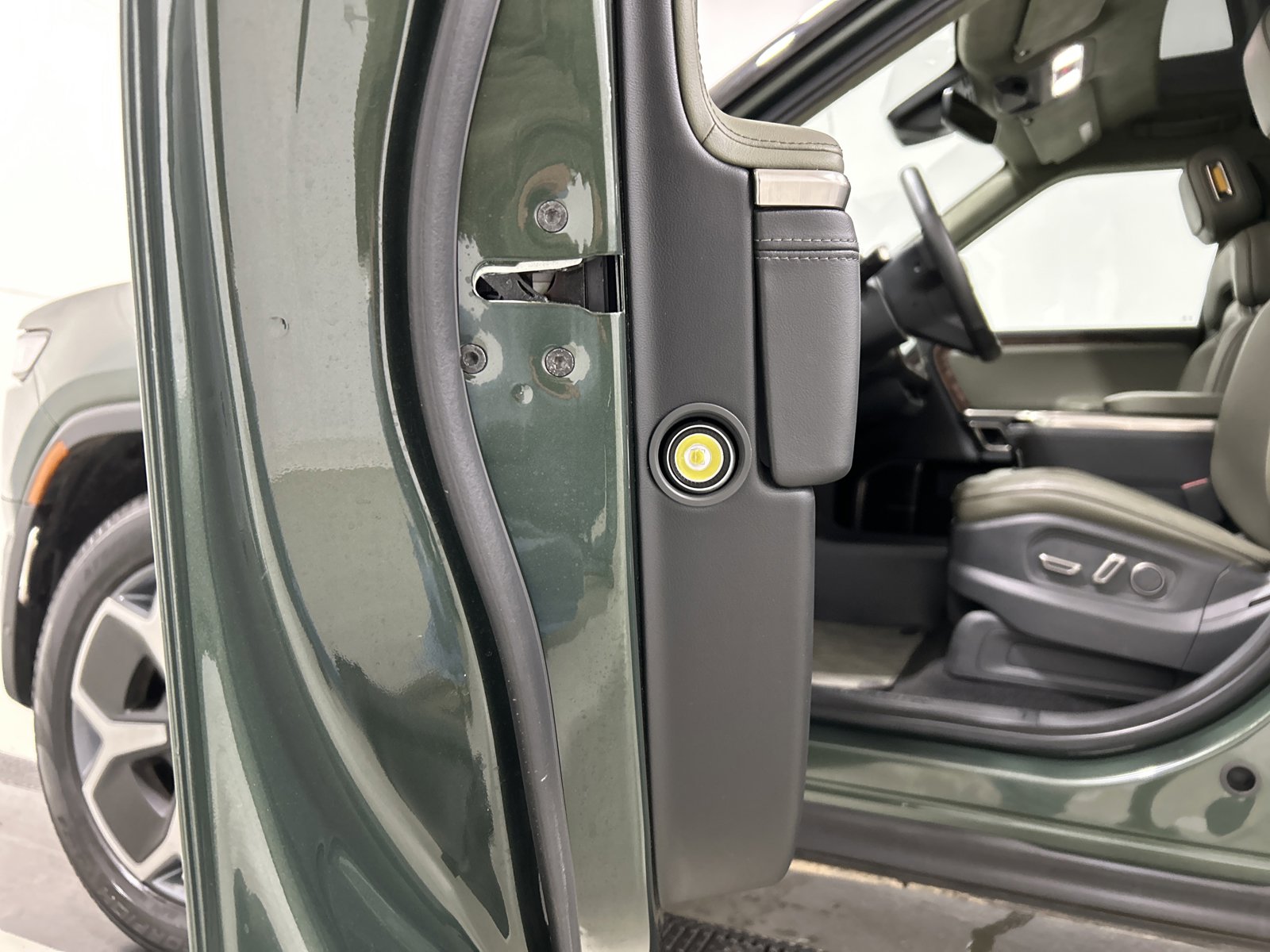 Used 2022 Rivian R1T Adventure image 30