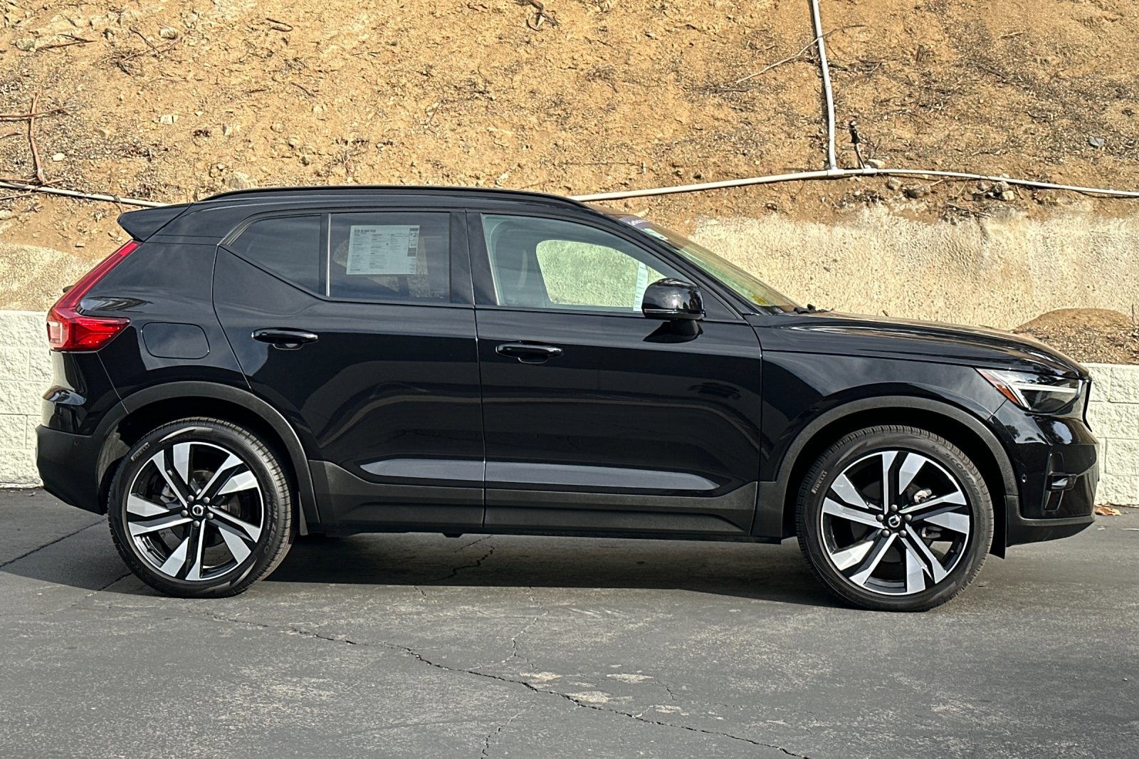 Certified 2025 Volvo XC40 B5 Plus image 3