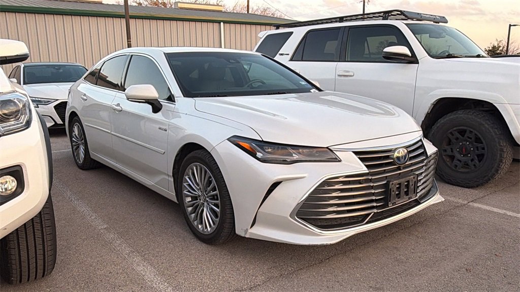 Used 2019 Toyota Avalon Limited image 3