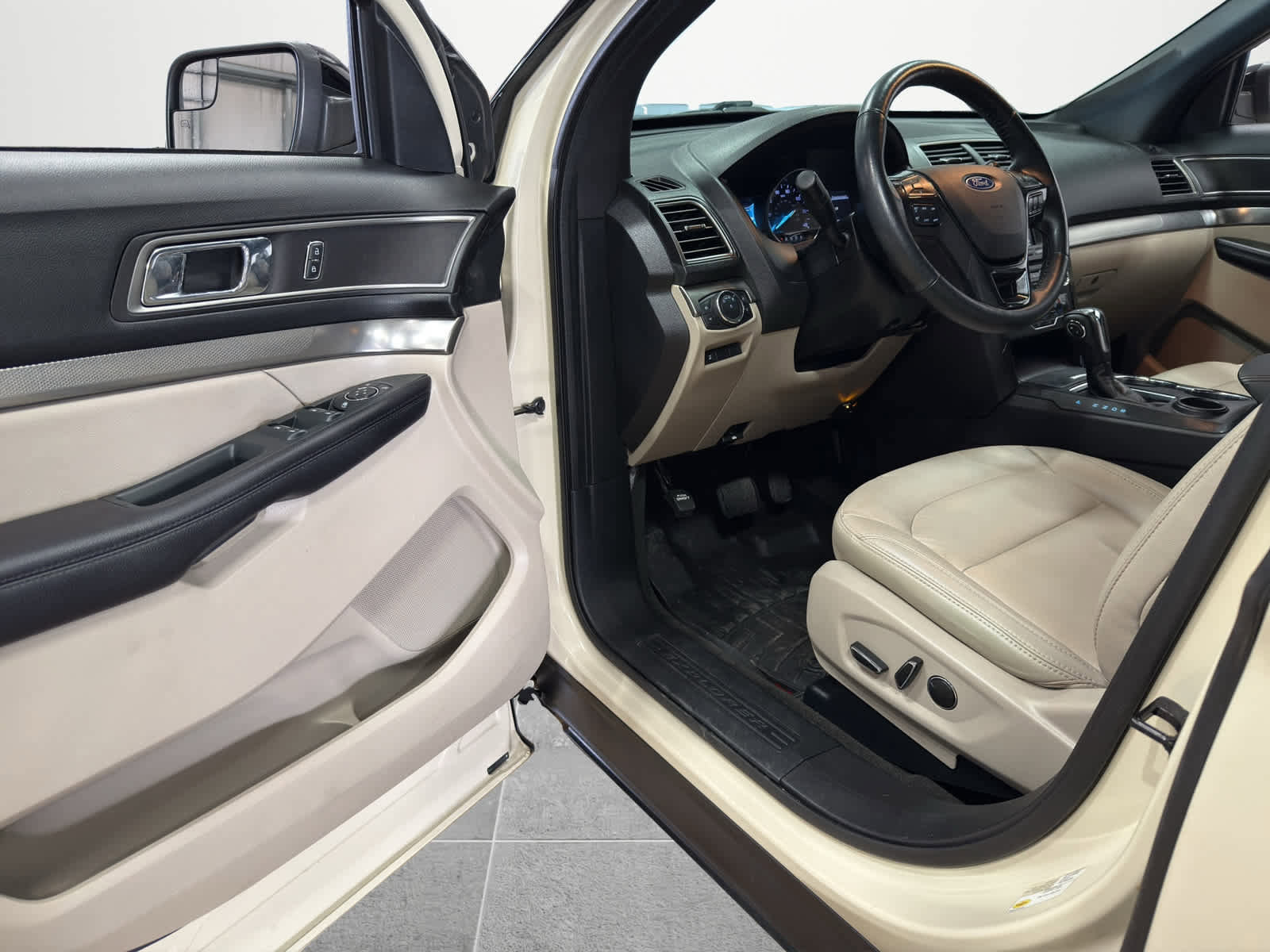 Used 2018 Ford Explorer XLT w/ Equipment Group 202A image 11