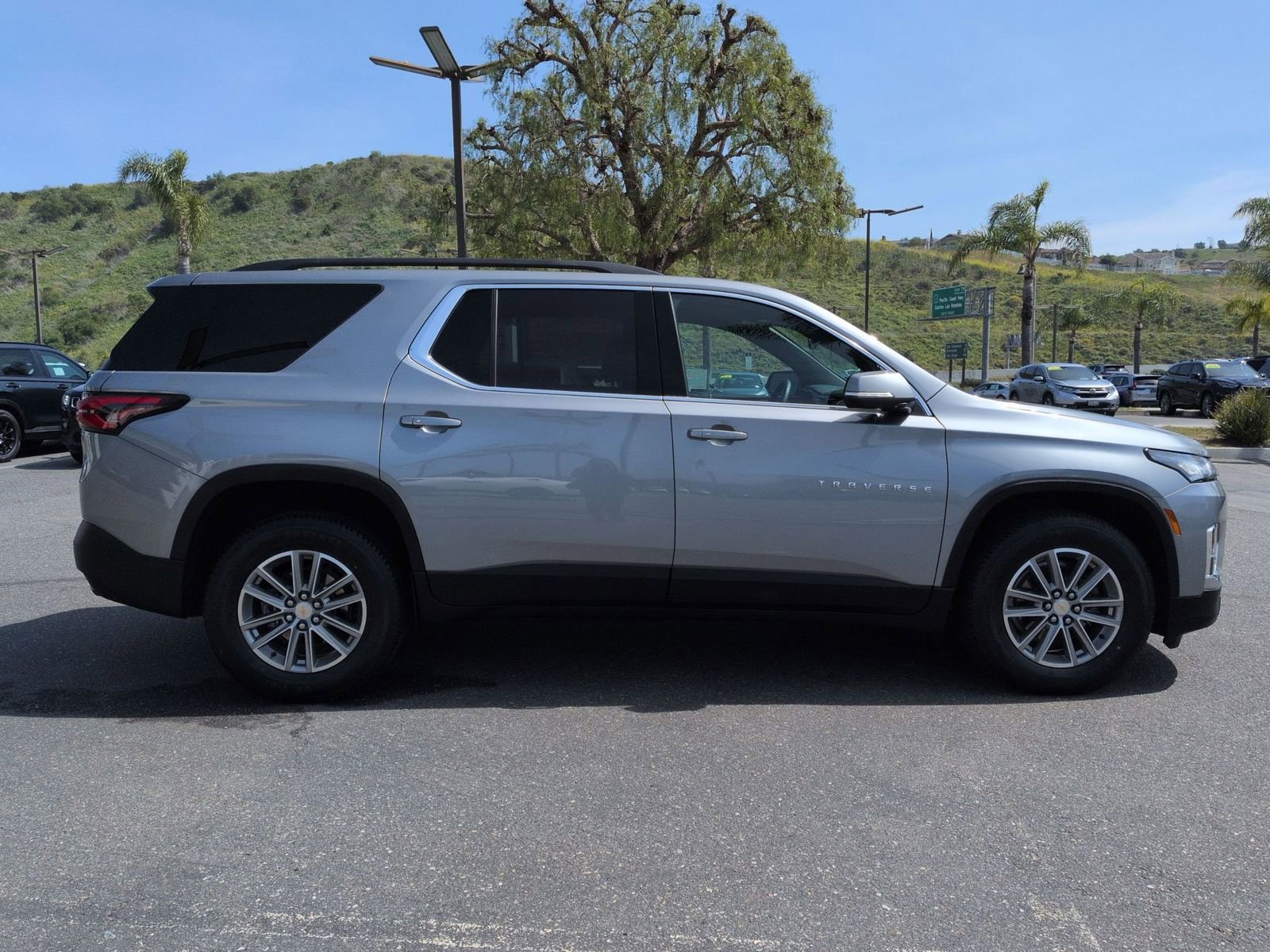 Used 2023 Chevrolet Traverse LT image 6