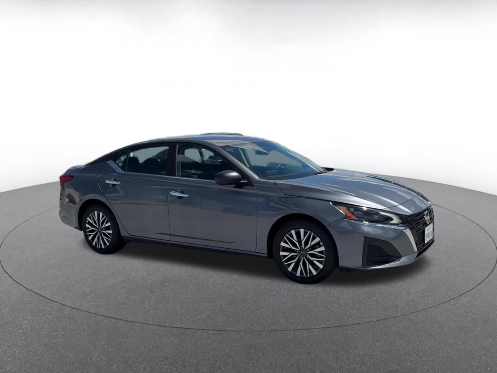 Used 2025 Nissan Altima 2.5 SV FWD image 2