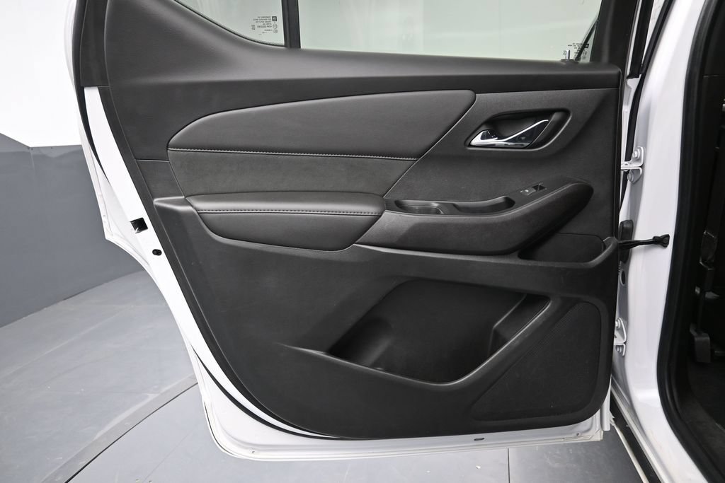Used 2023 Chevrolet Traverse High Country FWD image 2