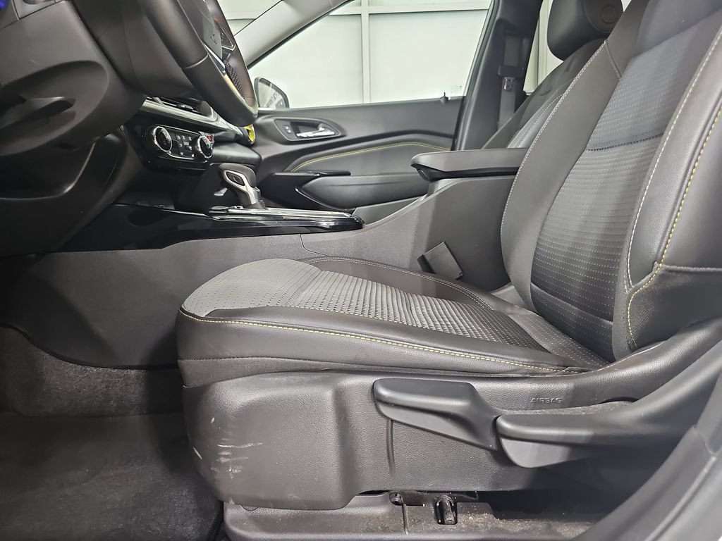 Certified 2025 Chevrolet Trax LT w/ Driver Confidence Package FWD image 33