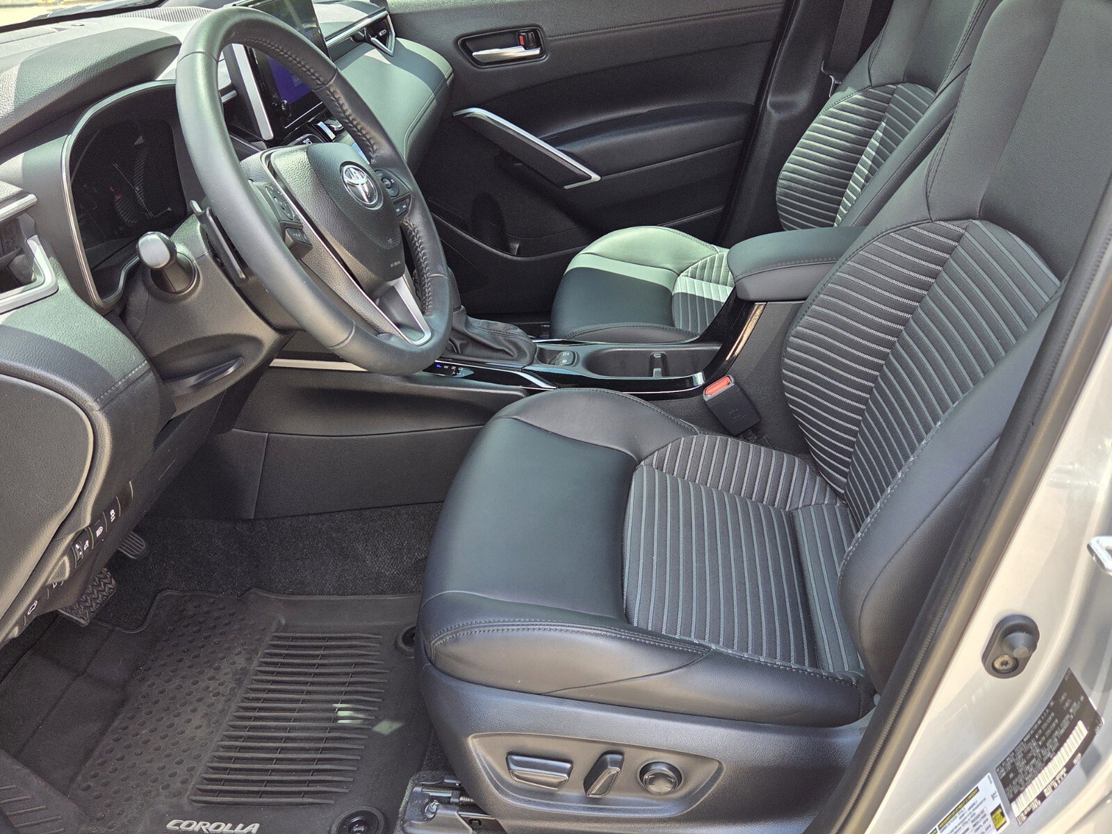 Used 2025 Toyota Corolla Cross AWD Hybrid w/ Convenience Package image 4