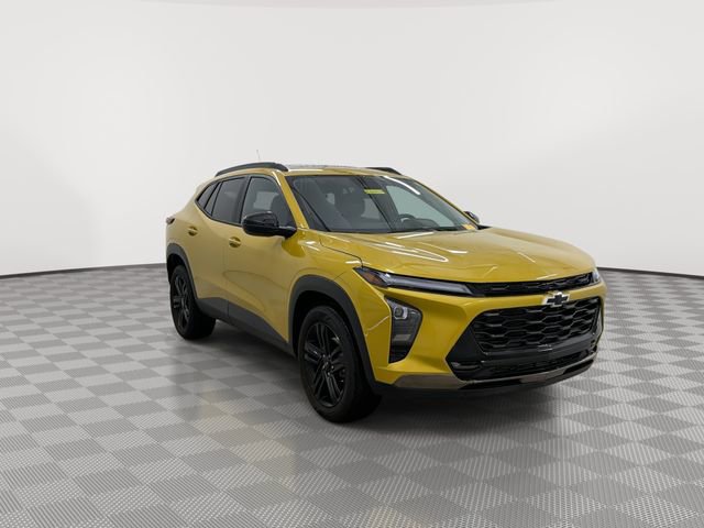 Used 2025 Chevrolet Trax ACTIV w/ Sunroof Package image 2