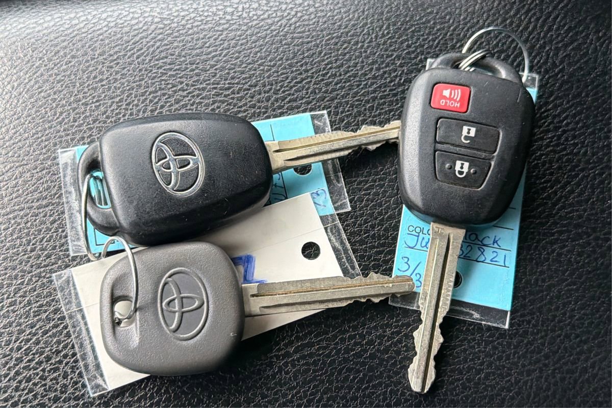 Used 2018 Toyota RAV4 LE w/ All Weather Liner Package image 31