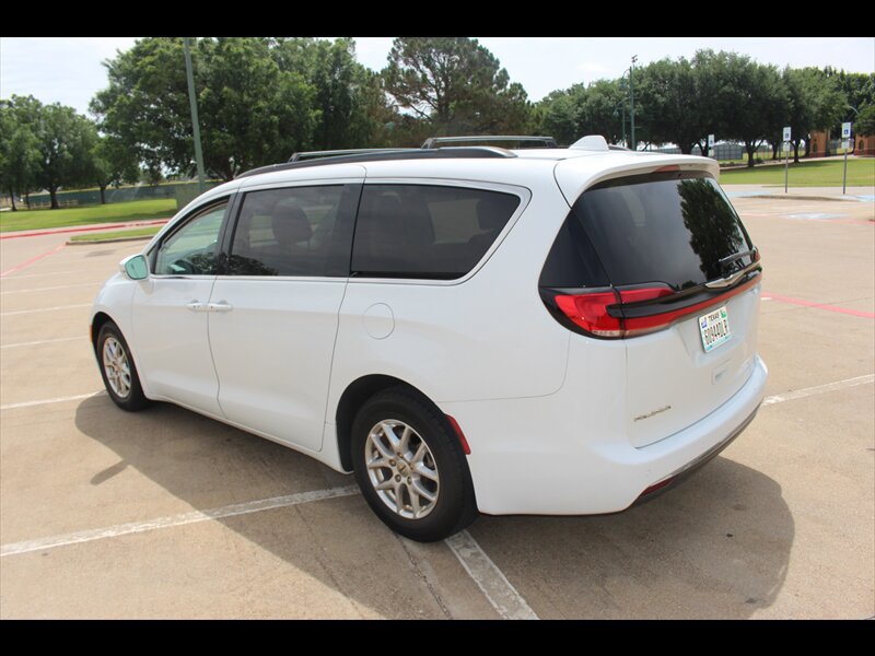 Used 2022 Chrysler Pacifica Touring-L FWD image 3