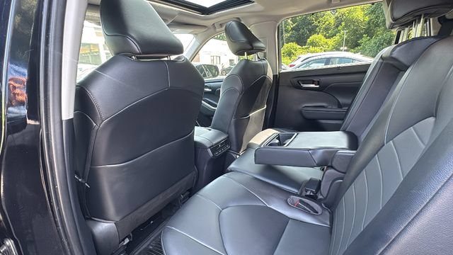 Used 2021 Toyota Highlander XLE AWD/4WD image 29