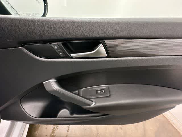 Certified 2020 Volkswagen Passat 2.0T R-Line FWD image 23