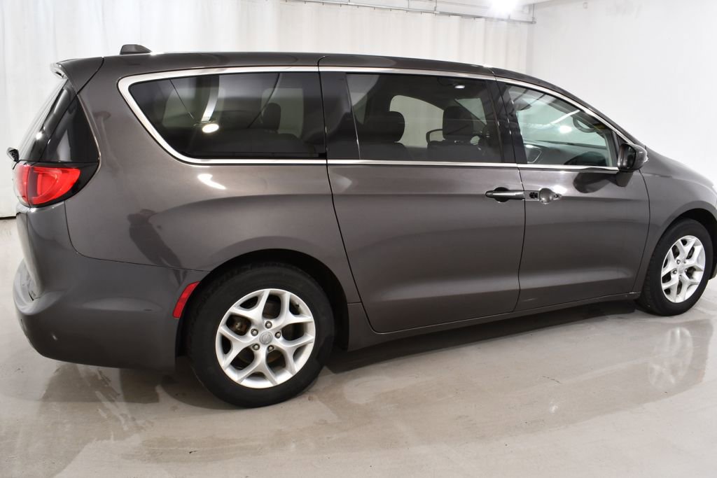 Used 2018 Chrysler Pacifica Touring Plus w/ Tire & Wheel Group FWD image 11
