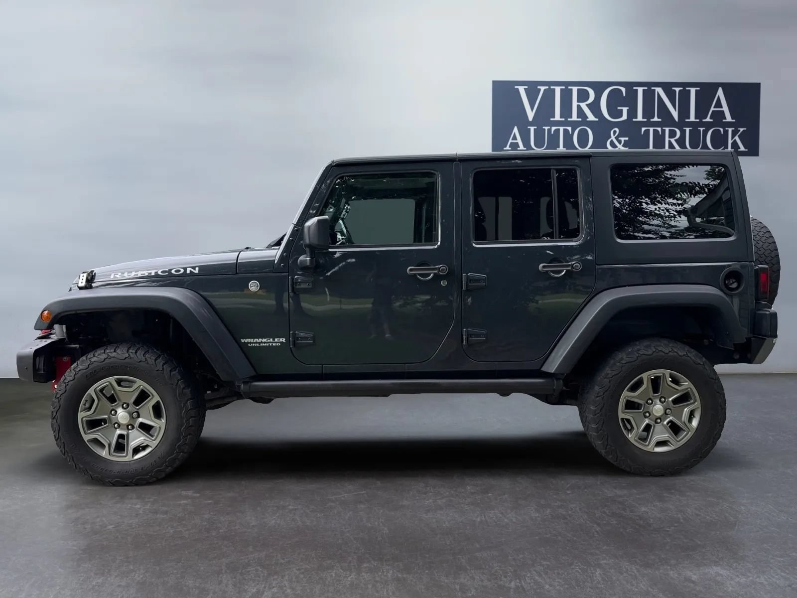Used 2017 Jeep Wrangler Unlimited Rubicon w/ Connectivity Group AWD/4WD image 3