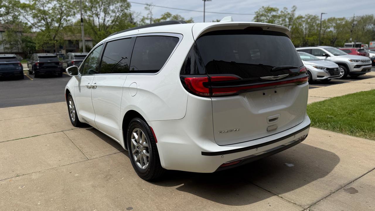 Used 2022 Chrysler Pacifica Touring FWD image 5