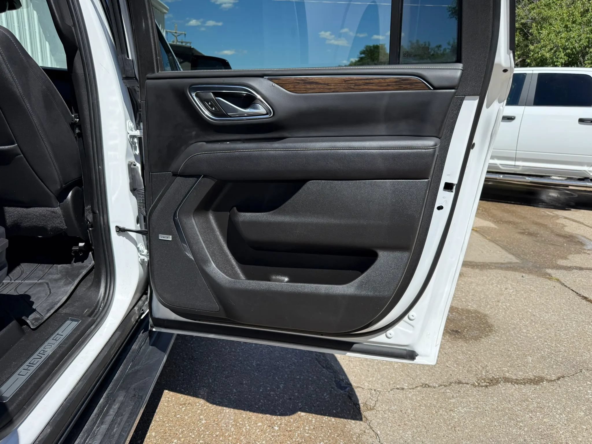 Used 2023 Chevrolet Suburban Premier w/ Premium Package 2 AWD/4WD image 10