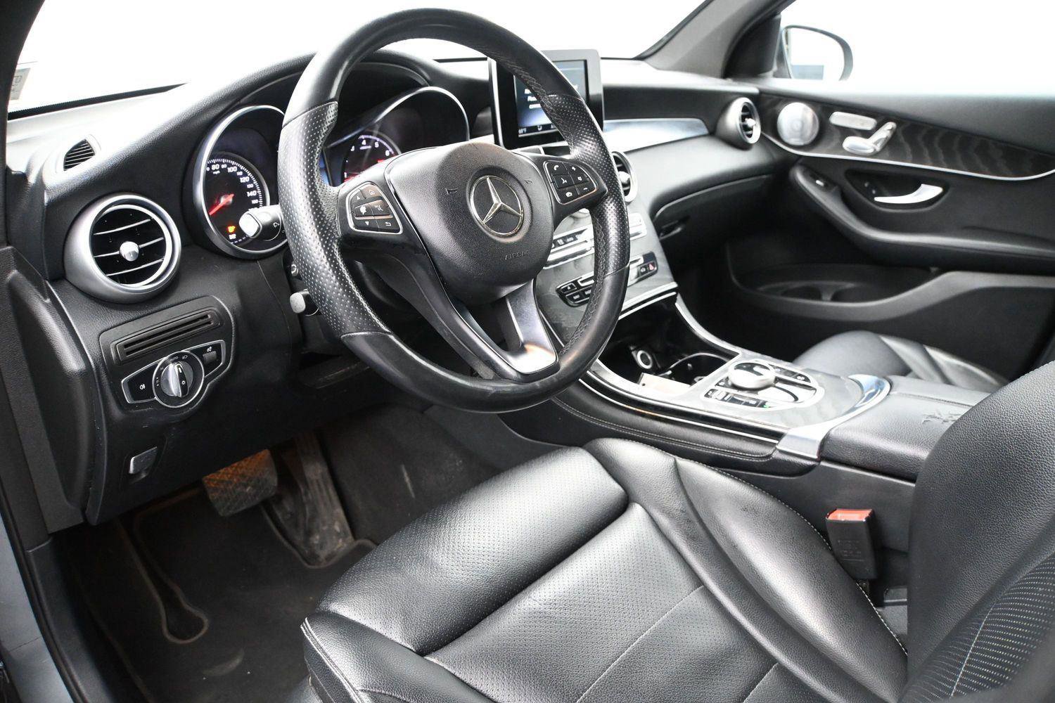 Used 2018 Mercedes-Benz GLC 300 4MATIC image 2