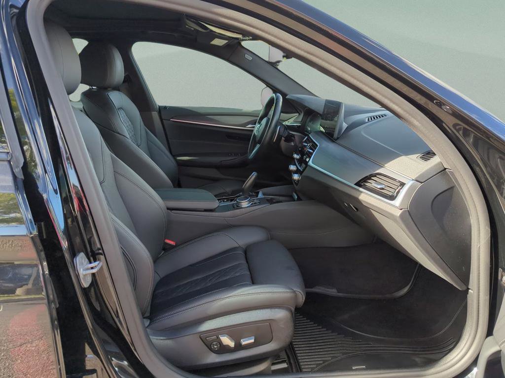 Used 2022 BMW 540i w/ M Sport Package image 28