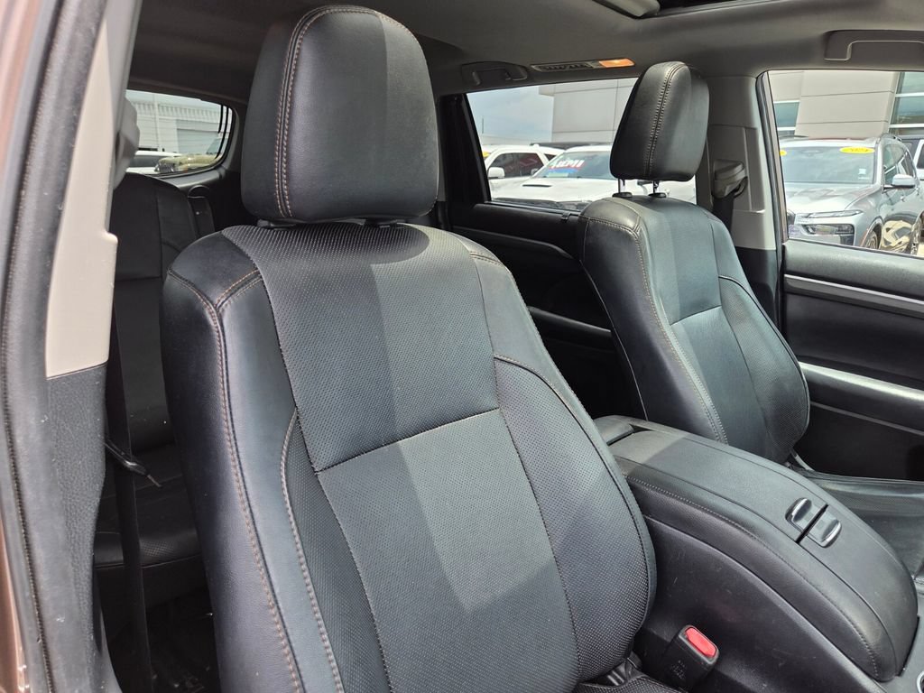 Used 2019 Toyota Highlander Limited FWD image 31