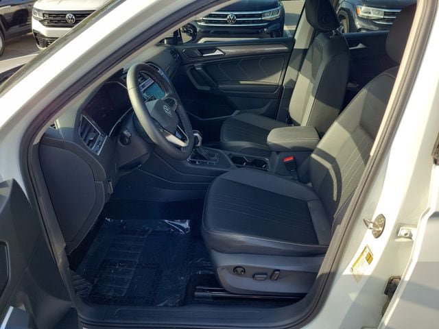 Certified 2024 Volkswagen Tiguan SE FWD image 18