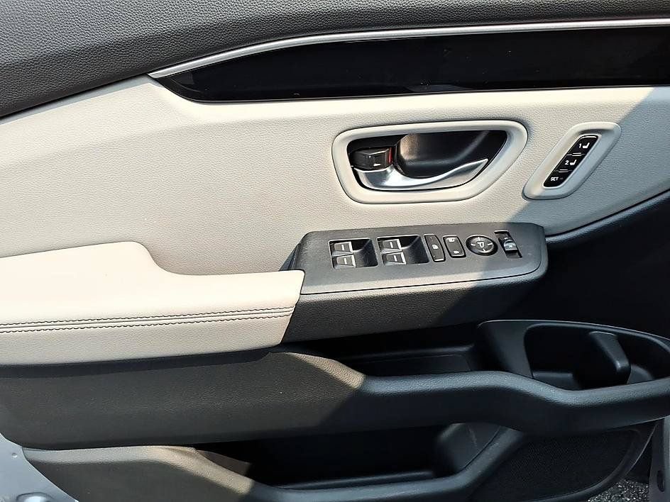 Used 2025 Honda Pilot EX-L image 11