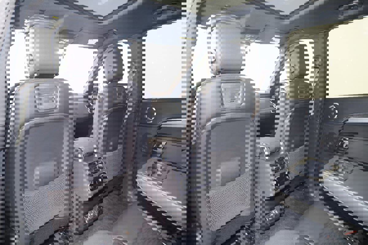 Used 2023 Land Rover Discovery S R-Dynamic image 55