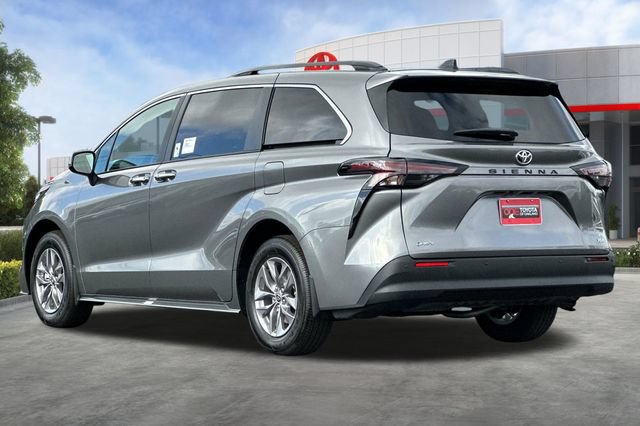Certified 2026 Toyota Sienna XLE FWD image 7