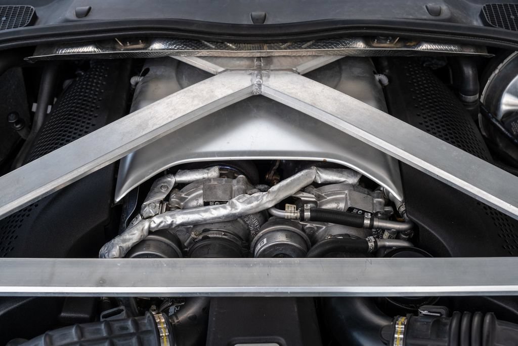 Used 2019 Aston Martin V8 Vantage Coupe RWD image 44