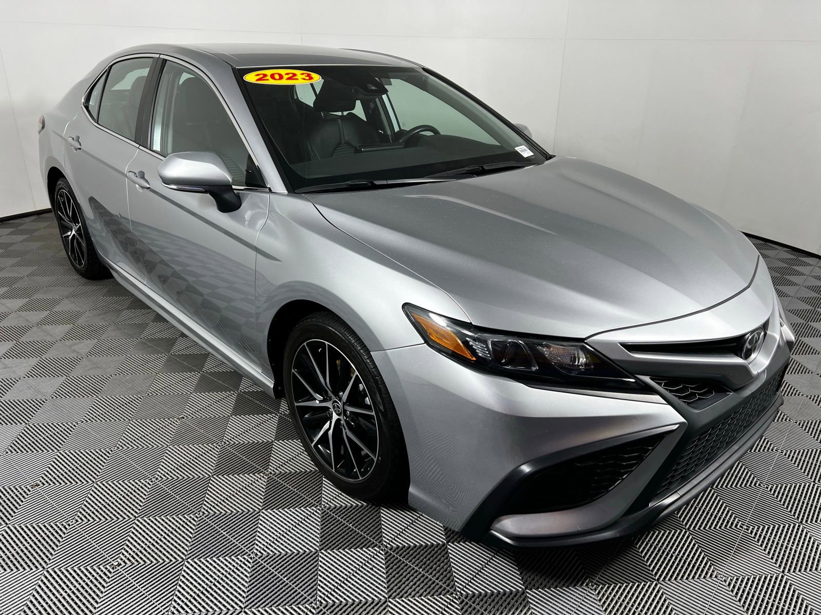Used 2023 Toyota Camry SE image 3