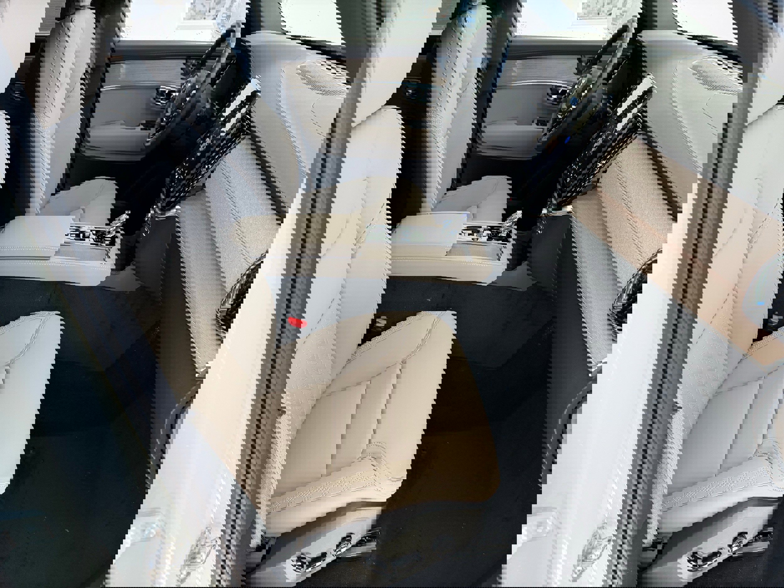 New 2026 Volvo XC90 B6 Plus w/ Protection Package Premier image 19