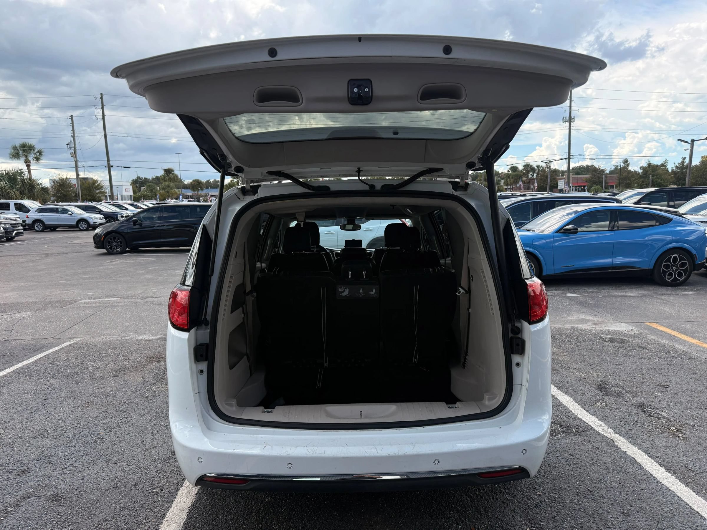 Used 2017 Chrysler Pacifica Touring-L FWD image 5