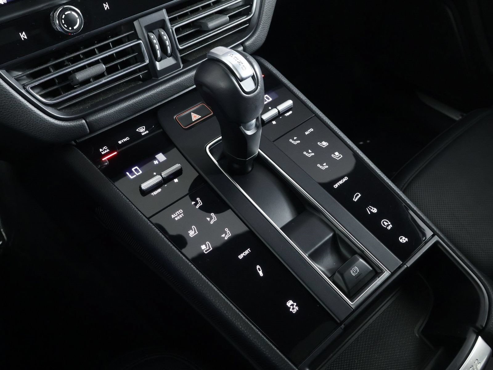 Certified 2024 Porsche Macan S AWD/4WD image 18