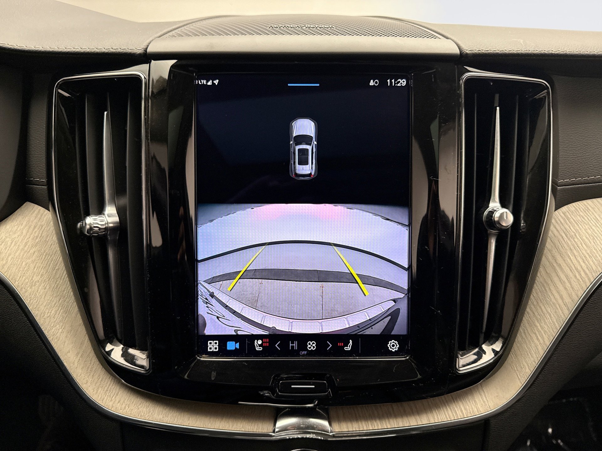 Used 2022 Volvo XC60 B5 Inscription w/ Climate Package image 16