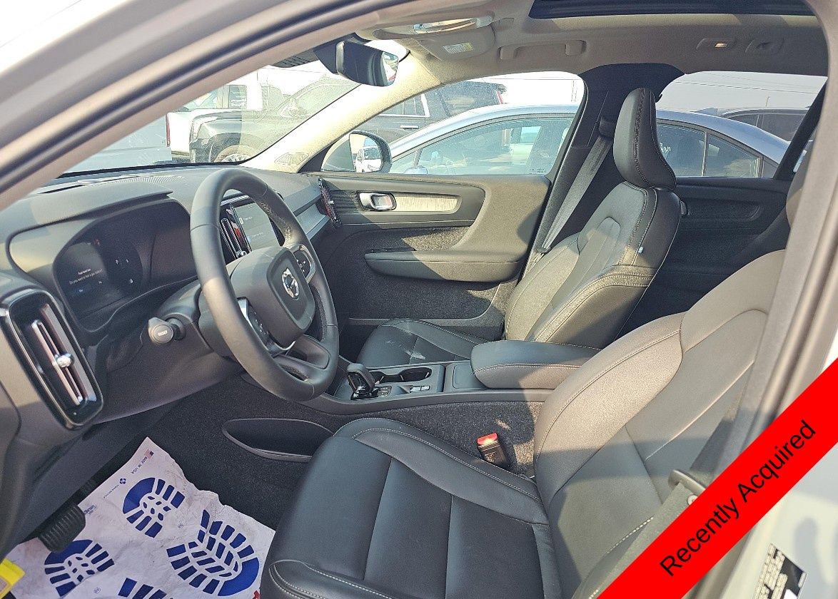 Used 2025 Volvo XC40 B5 Core image 8