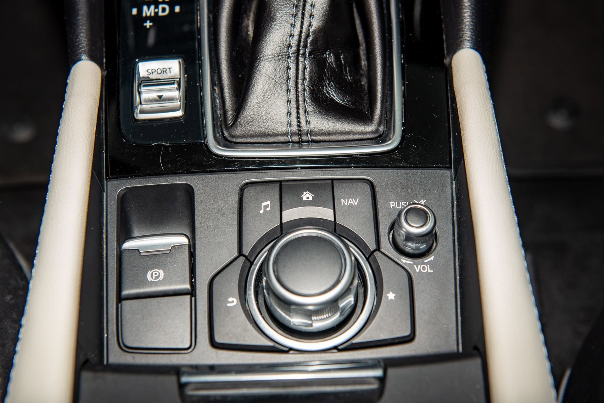 Used 2018 MAZDA MAZDA3 Grand Touring image 21