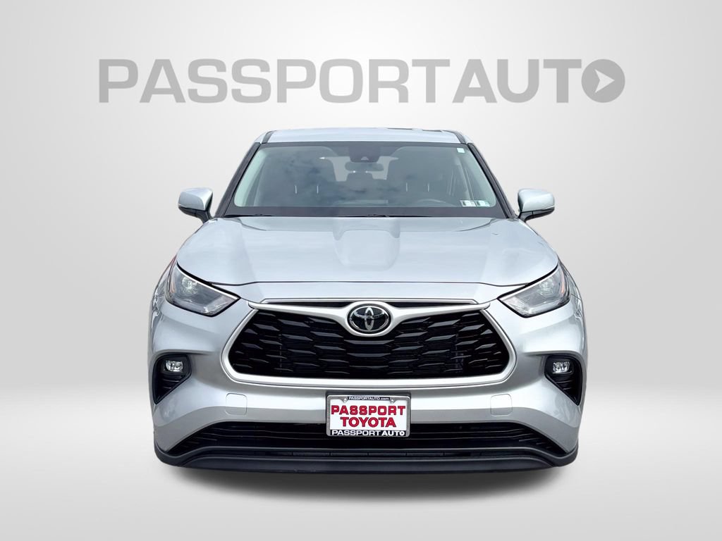 Used 2025 Toyota Highlander LE FWD image 12