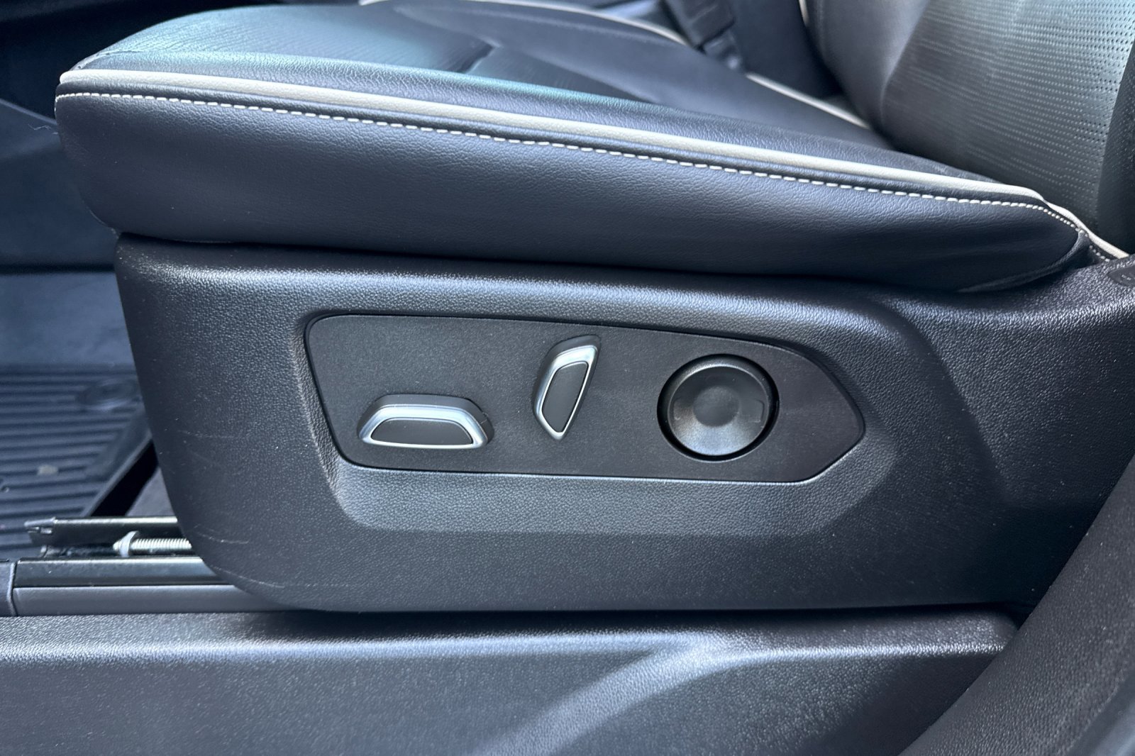 Used 2023 Cadillac Escalade ESV Premium Luxury w/ Performance Package image 14