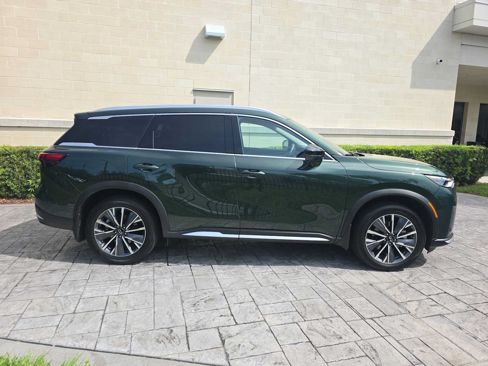 Certified 2026 INFINITI QX60 Luxe w/ Cargo Package FWD image 3