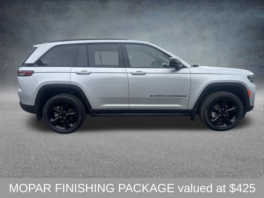 Used 2025 Jeep Grand Cherokee Limited w/ Luxury Tech Group II AWD/4WD image 9