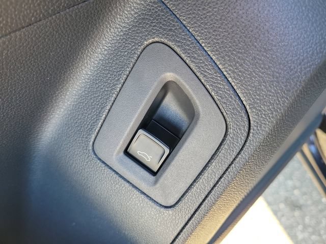Certified 2023 Volkswagen Atlas Cross Sport SE w/ Panoramic Sunroof Package AWD/4WD image 17