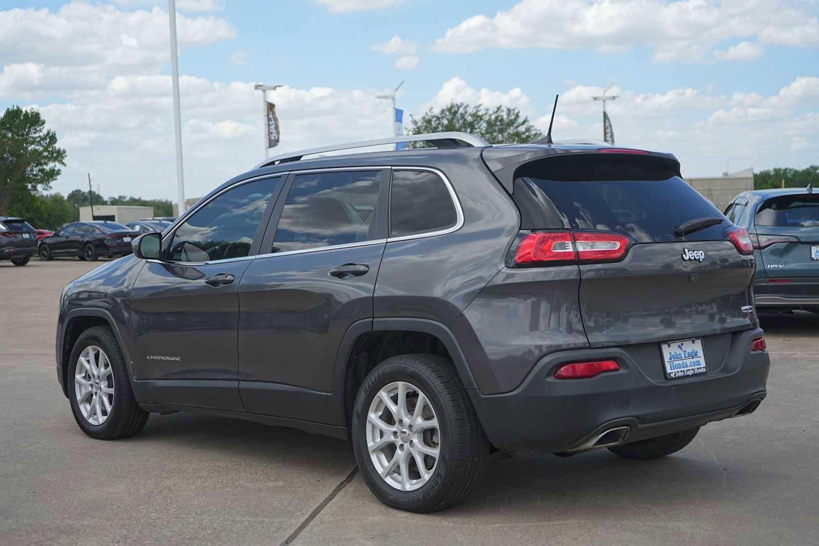 Used 2017 Jeep Cherokee Latitude w/ Comfort & Sound Group FWD image 4