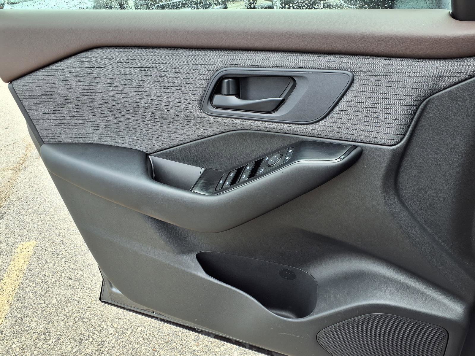 Used 2023 Nissan Rogue S image 18